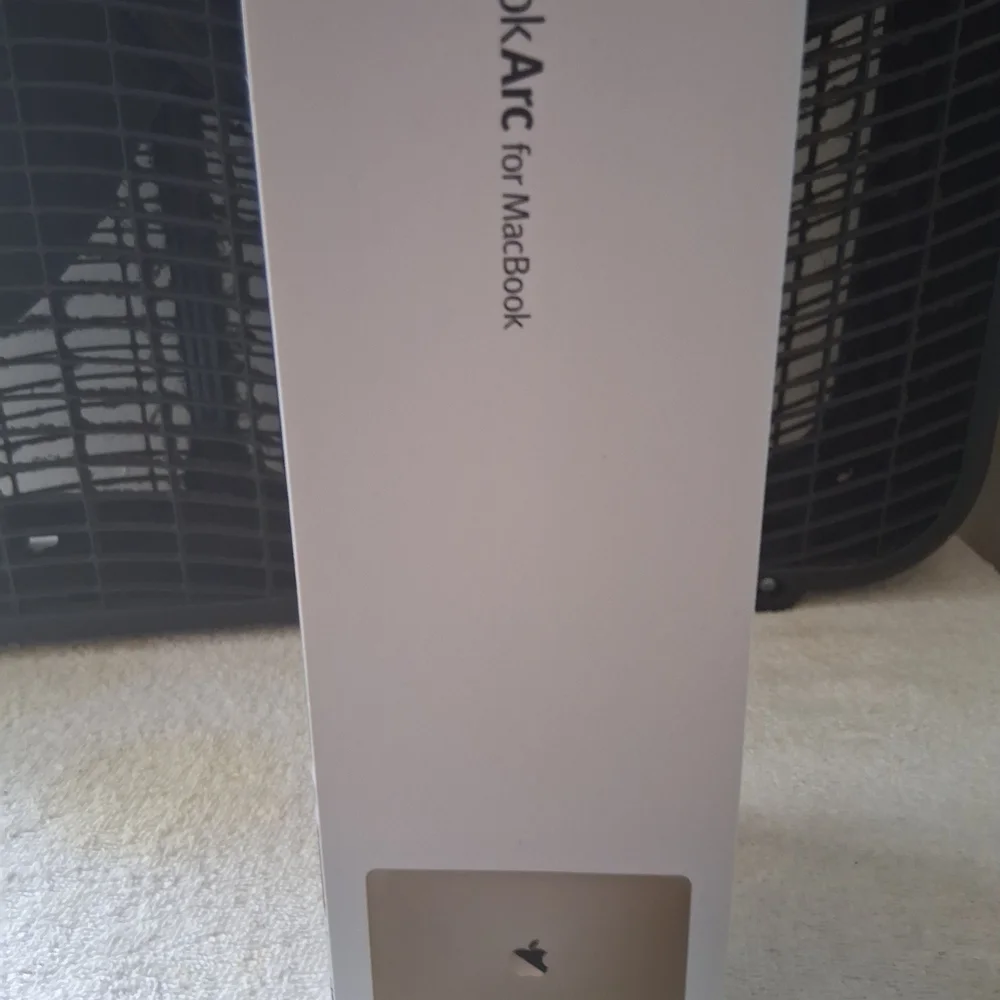 ❄️❄️$25. Apple MacBook in Silver Stand